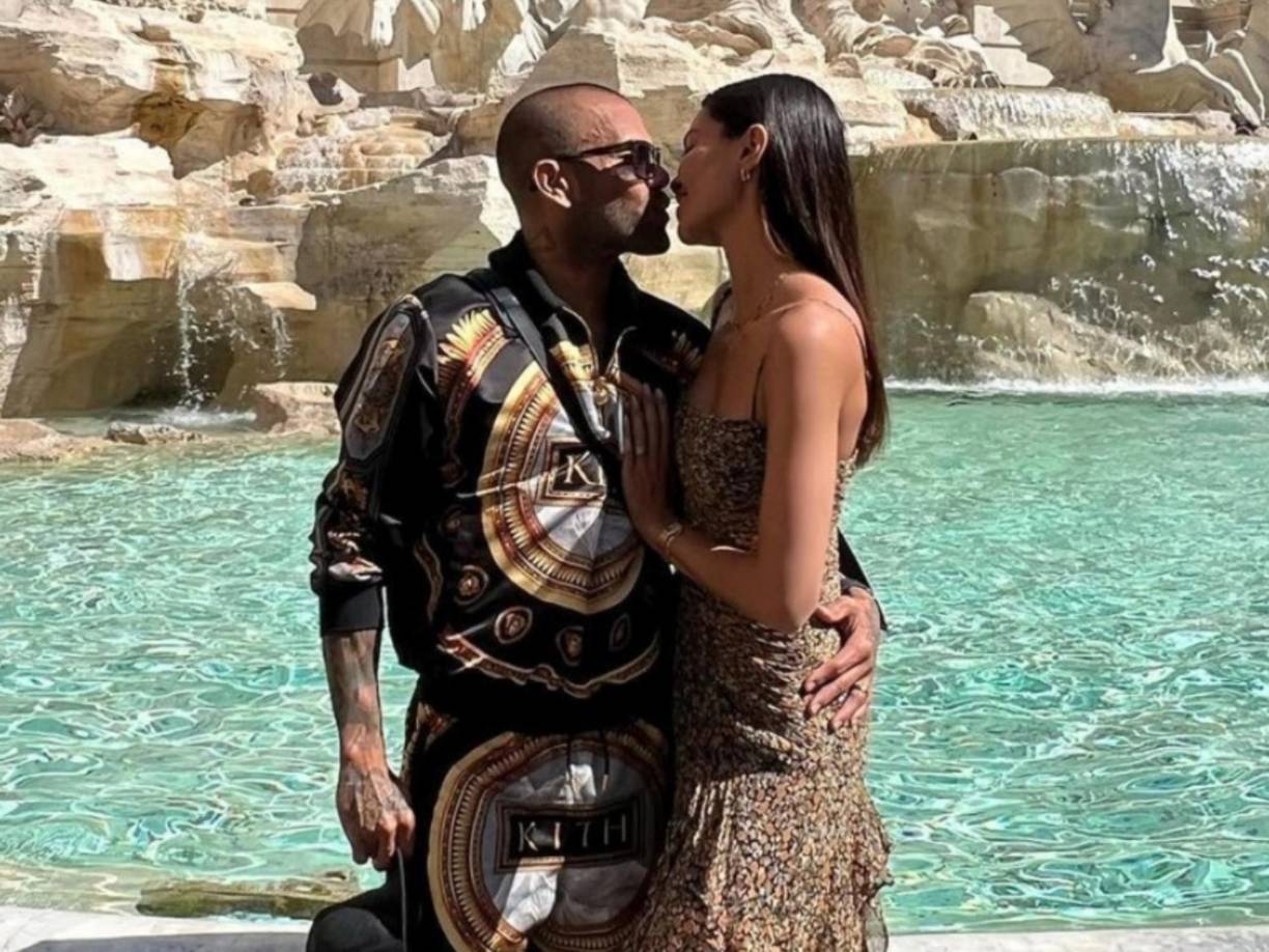 A pesar del gran interés mediático por conocer su reacción a las declaraciones de Joana Sanz, Dani Alves evitó por completo hacer comentarios al respecto