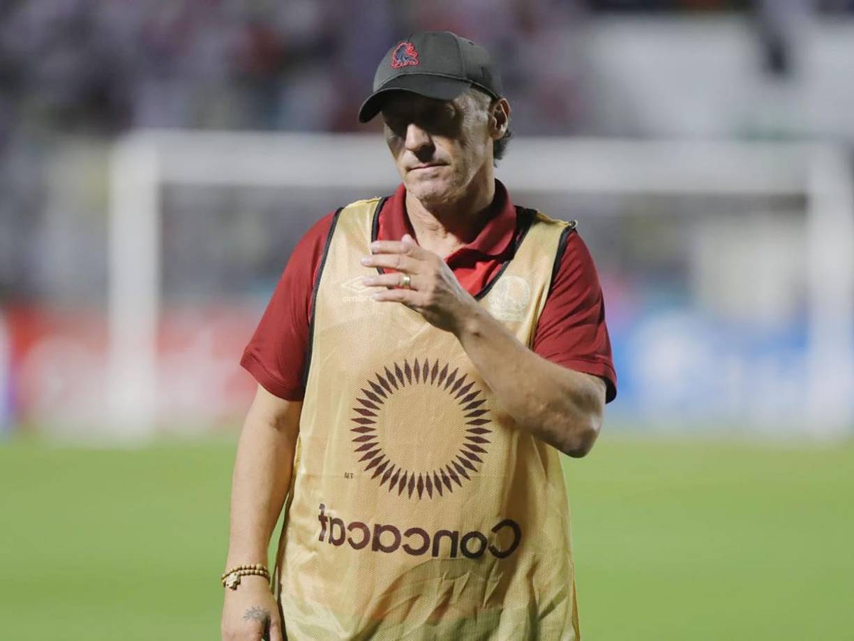 La tristeza de Pedro Troglio al perder el título del Torneo Apertura 2024 contra su archirrival Motagua.