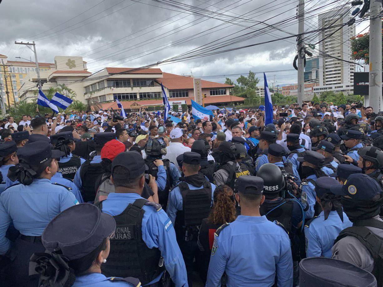 Cuando la marcha llegó a Casa de Gobierno cantaron el himno nacional por la defensa de la patria.