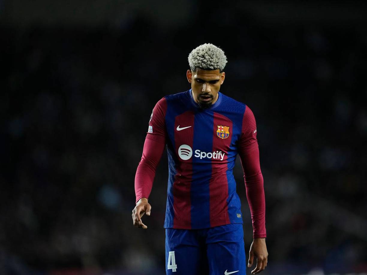 La Juventus ha presentado este viernes una propuesta para fichar al central uruguayo Ronald Raújo, pero ha sido catalogada de insuficiente por el Barcelona que la rechazó. El club solo se plantearía su salida por al menos unos 70 millones de euros, informa Mundo Deportivo.