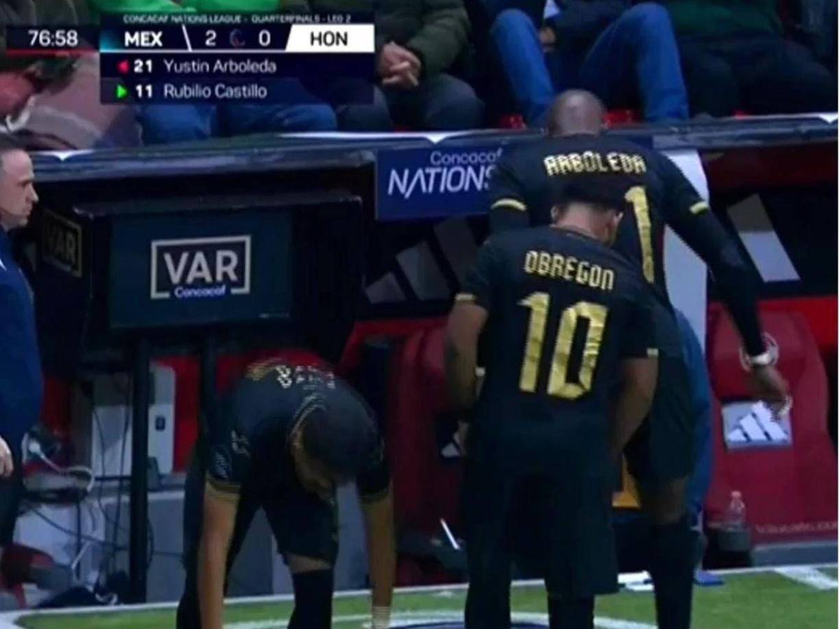 Juan Carlos Obregón tuvo que salir de cambio ante la falta de oxígeno en el México vs Honduras en el Estadio Nemesio Diez de Toluca.