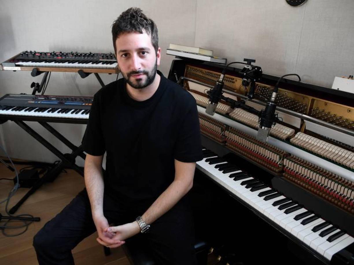 Su nombre es Nico Cotton, un productor musical originario de Argentina, país en el que ha forjado gran parte de su carrera, estando a cargo de los proyectos más ambiciosos para artistas nacionales, entre ellos Wos y Nicki Nicole. 