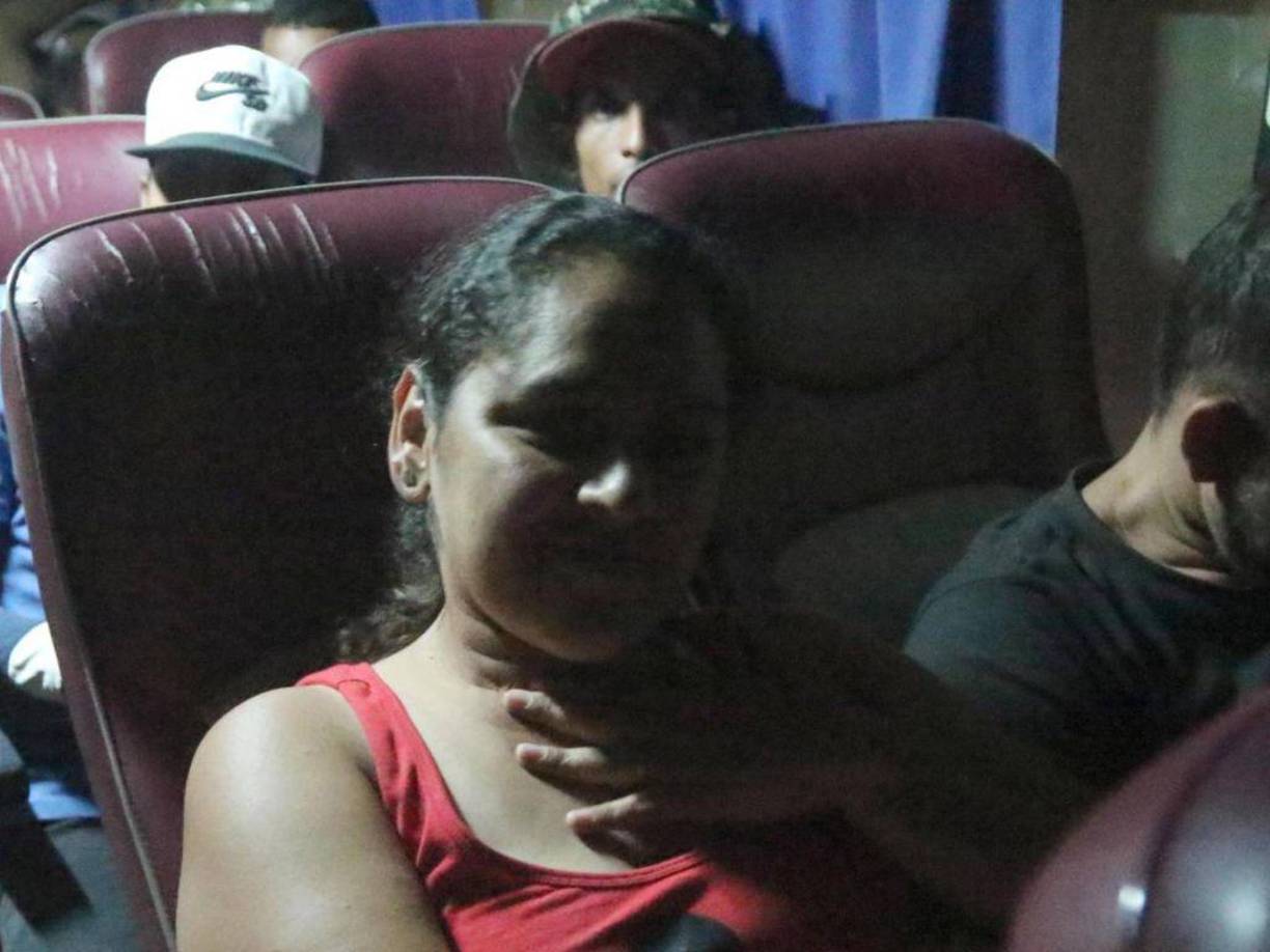 Jessica Colmenares, colombiana, narró cómo fue intimidada por un policía que la amenazó con regresarla para Tegucigalpa, el uniformado iba tras el dinero, pero la mujer no le pagó.