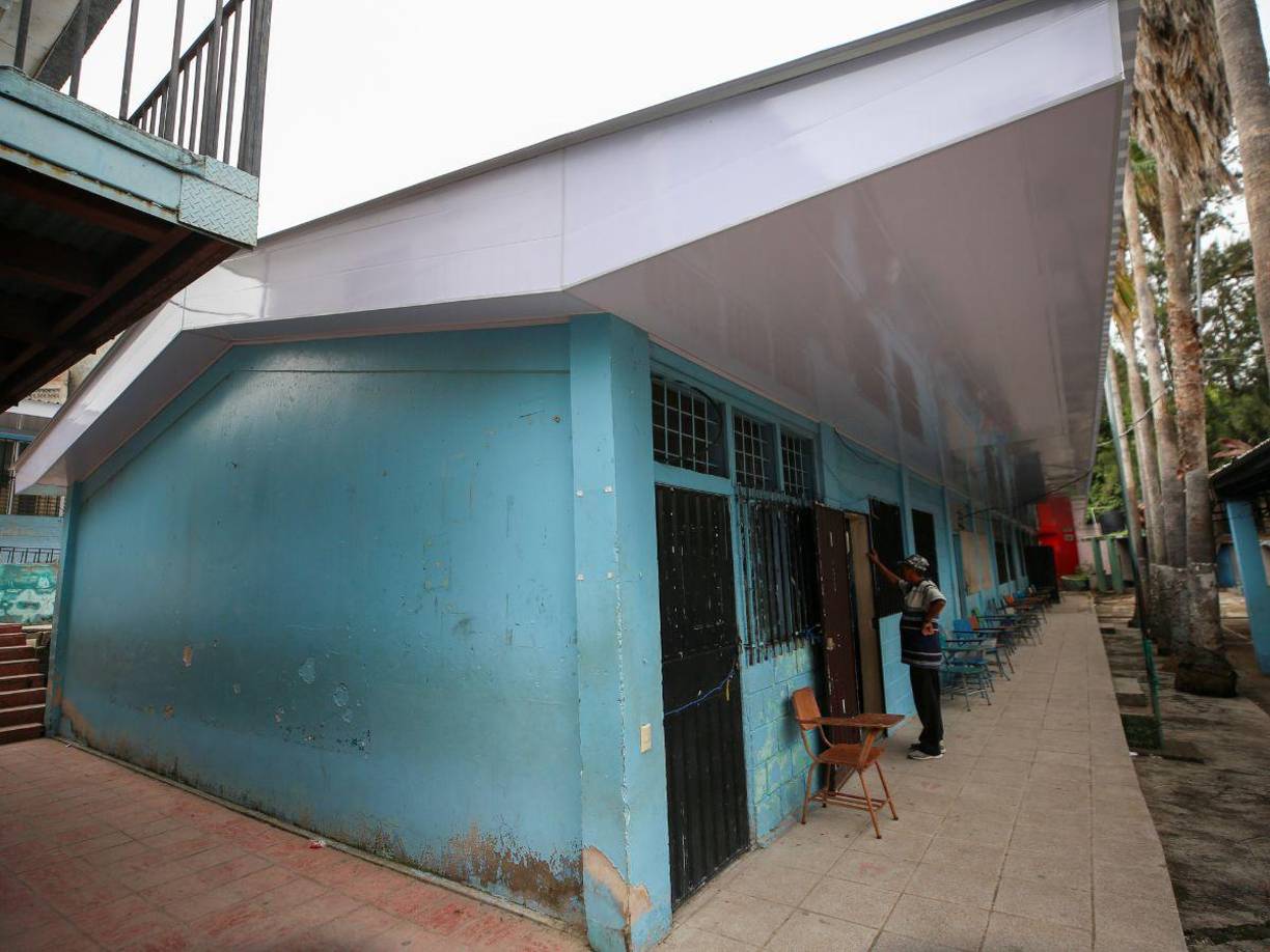 En este centro escolar, el japonés Shin Fujiyama realizó la donación del techo del edificio izquierdo, el cual ya urgía de una pronta intervención. “Si no fuera por el chinito a saber cómo estuviera, viera cómo estaba. Ojalá sigan mejorándola porque la escuela es bonita y grande, yo ya salí, pero mi hermana estudia aquí y yo quiero que estudie en buenas condiciones pue”, dijo un adolescente en la entrada del instituto.