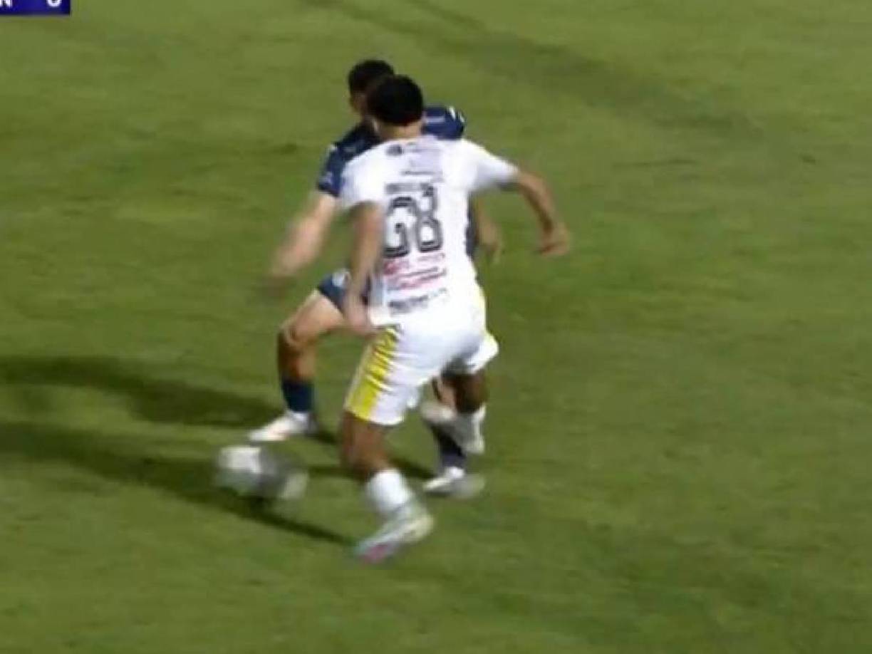 El jugador chileno de Génesis disputó un balón con Maldonado, pero este le pegó tremendo planchazo al jugadores de los azules y el árbitro Nelson Salgado no dudo en expulsarlo.