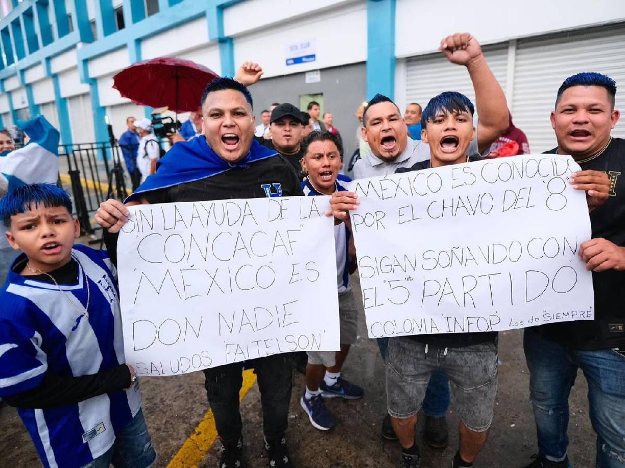 El recadito de los aficionados a Faitelson: “Sin la ayuda de la Concacaf, México es un don nadie. Saludos Faitelson” y “México es conocido por El Chavo del 8, sigan soñando con el quinto partido”.