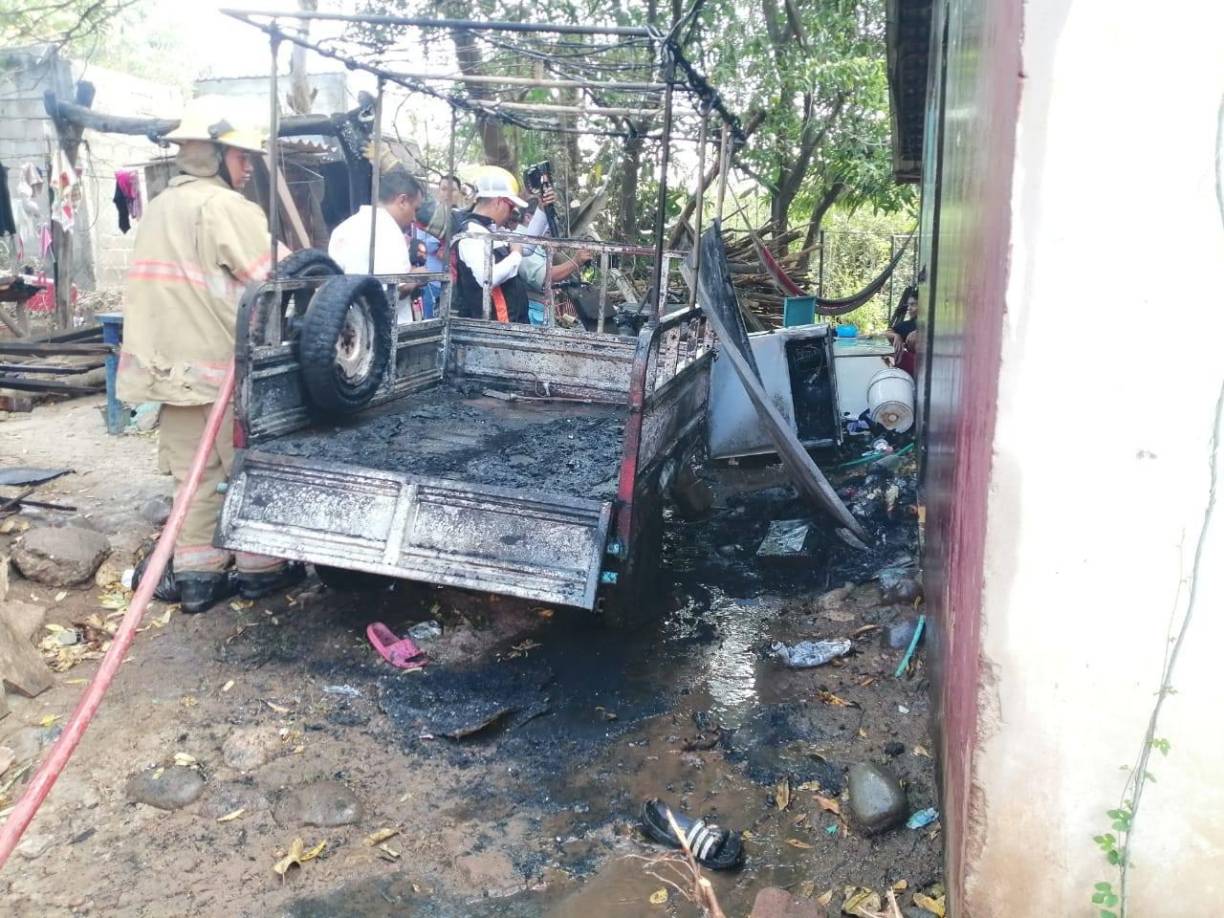 El Cuerpo de Bomberos llegó a la casa para apagar el fuego. 