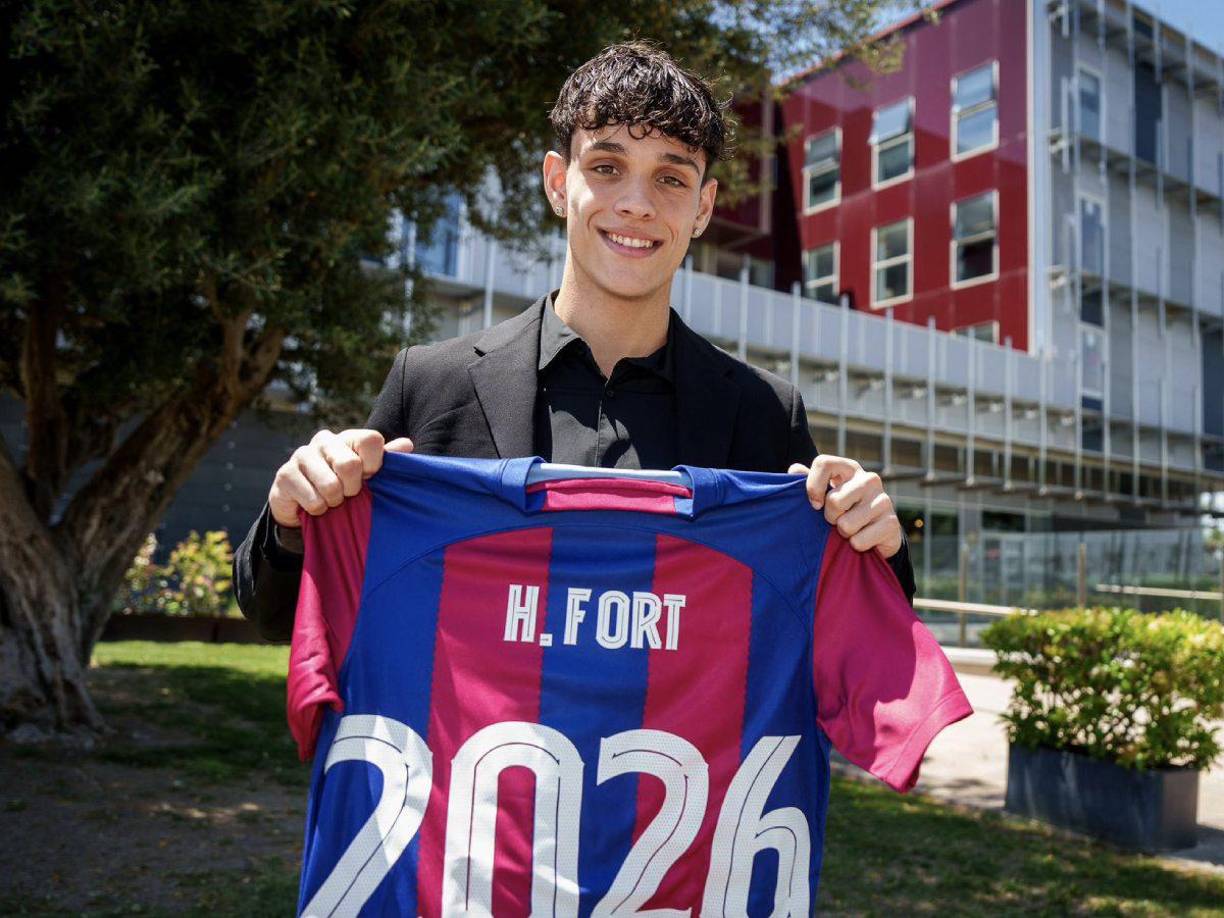 El joven defensor Héctor Fort renovó su contrato con el FC Barcelona hasta 2026.
