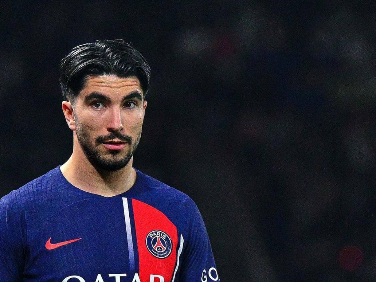 El centrocampista español Carlos Soler dejaría al PSG para volver a su país España. Se menciona que la Real Sociedad lo pretende.