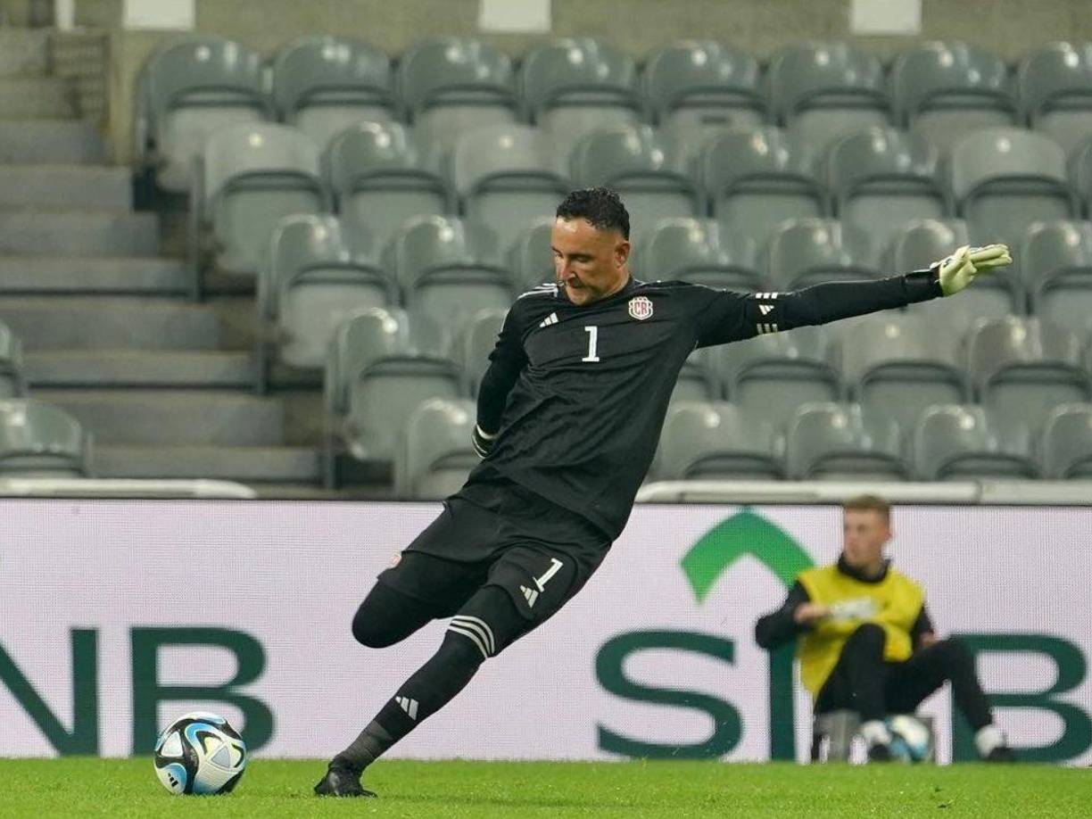 “Navas estaría dispuesto a firmar por el Barça pese a su condición de ex madridista con un salario bajo y por sólo una campaña”, indica Mundo Deportivo.