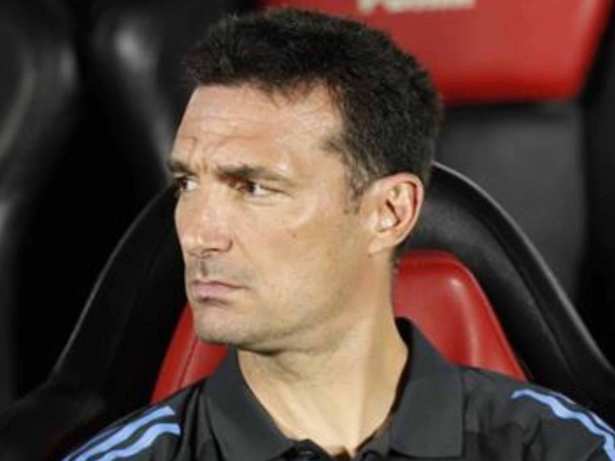 Scaloni con una cara de pocos amigos tras la caída de Argentina en casa de Paraguay.