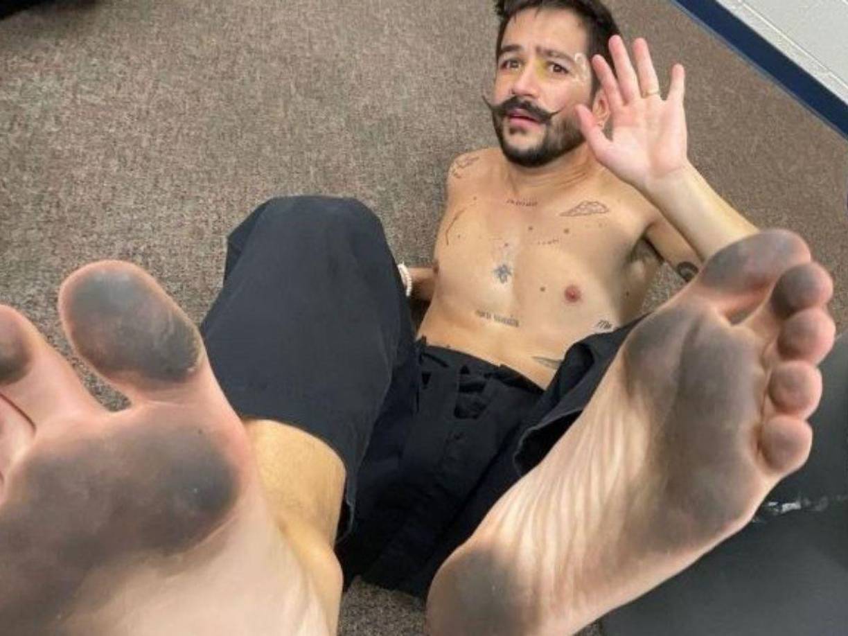 En 2015 dejó Colombia para irse a vivir a Miami, donde escribió varios de los más grandes éxitos de diferentes asrtistas como Becky G, Bad Bunny y Anitta, fue entonces que empezó la primera gran polémica que lo ha rodeado, y es que dejó atrás su estilo de vestir y lo cambió por uno mucho más bohemio y desenfadado, además incluyó su distintivo bigote y el poco uso de zapatos, ya que casi siempre suele aparecer descalzo.