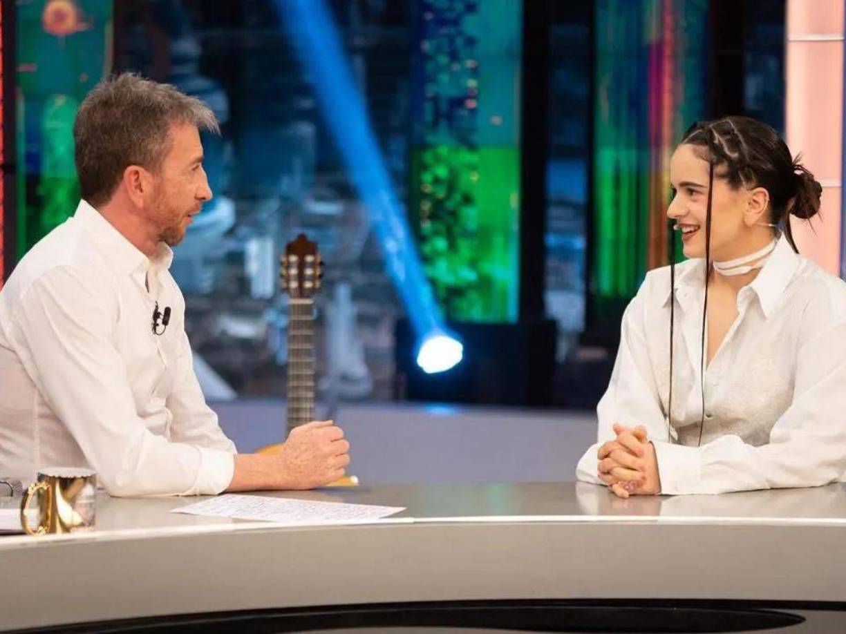 En su momento, Rosalía acudió como invitada al famoso programa español El Hormiguero (Antena3), espacio en el que habló de su nuevo éxito Tuya, así como de su gira por Europa y su colaboración con Rauw Alejandro. “Hay una parte que es muy divertido porque tenemos la complicidad de ser pareja. Nos la pasamos bien, nos reímos todo el rato”, contó la cantante al anfitrión Pablo Motos sobre su expriencia trabajando con su novio.