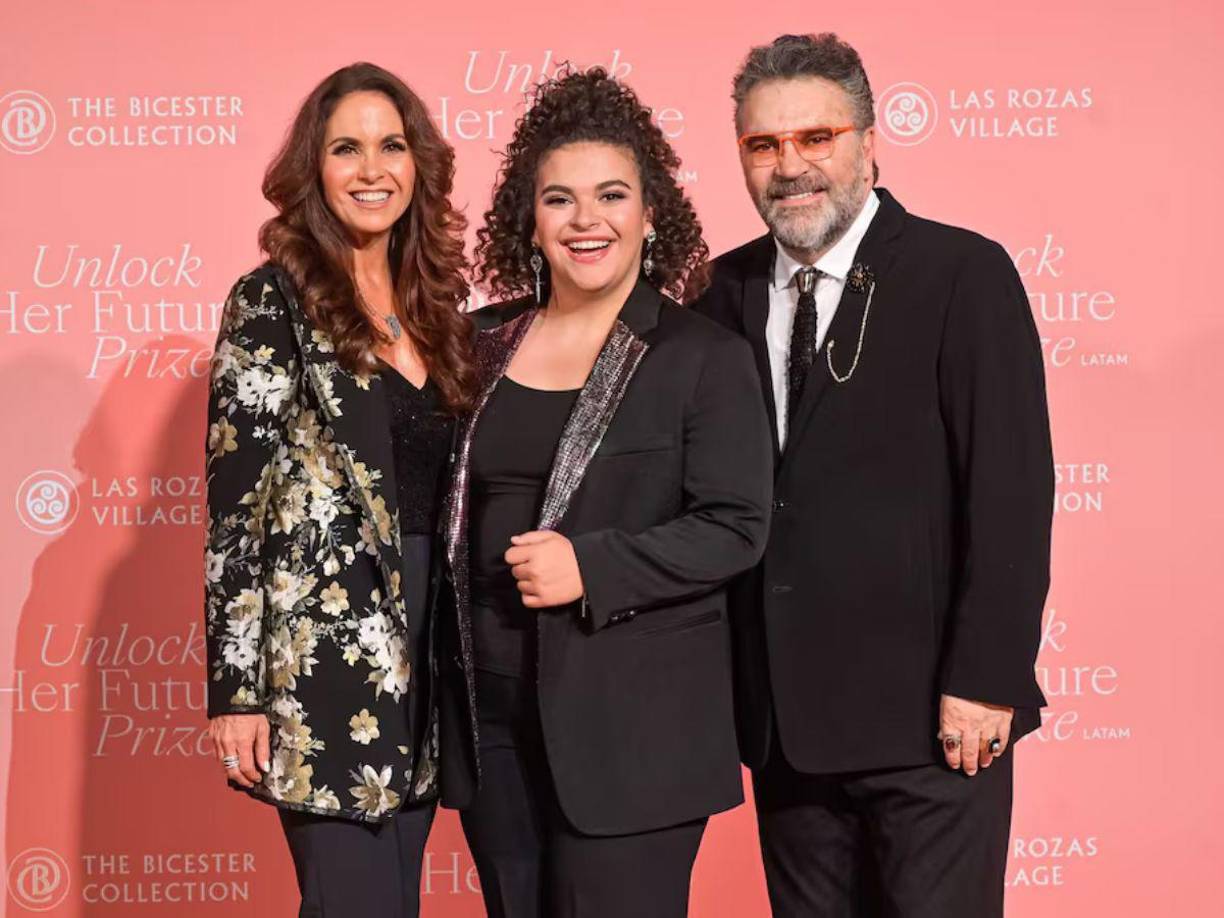 La intérprete de Tácticas de guerra reconoció que, a pesar de que le tienen un gran cariño y respeto al papá de sus hijos, ella no tendría ese tipo de detalles. “Ni yo le dedicaría un álbum, ni él me dedicaría su álbum a mí”, explicó. Lucerito, añadió: “Se llevan muy bien, pero no están casados, ya se divorciaron”.