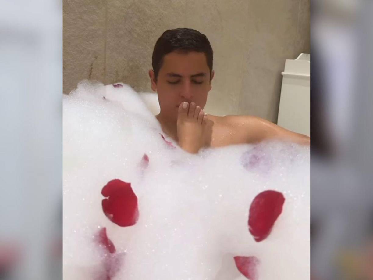 La presentadora también presumió como su novio le da cariñitos en su cuerpo. 