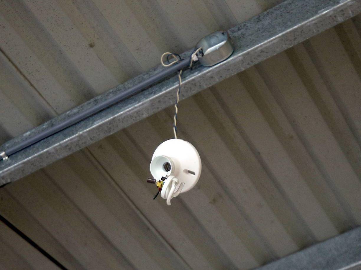 La visita de este medio continuó en la escuela José María Casco, situada en la colonia La Sosa de la capital. En esta institución se detectaron varios problemas relacionados con el suministro eléctrico en diversas aulas, donde la iluminación es muy deficiente y los interruptores no funcionan.