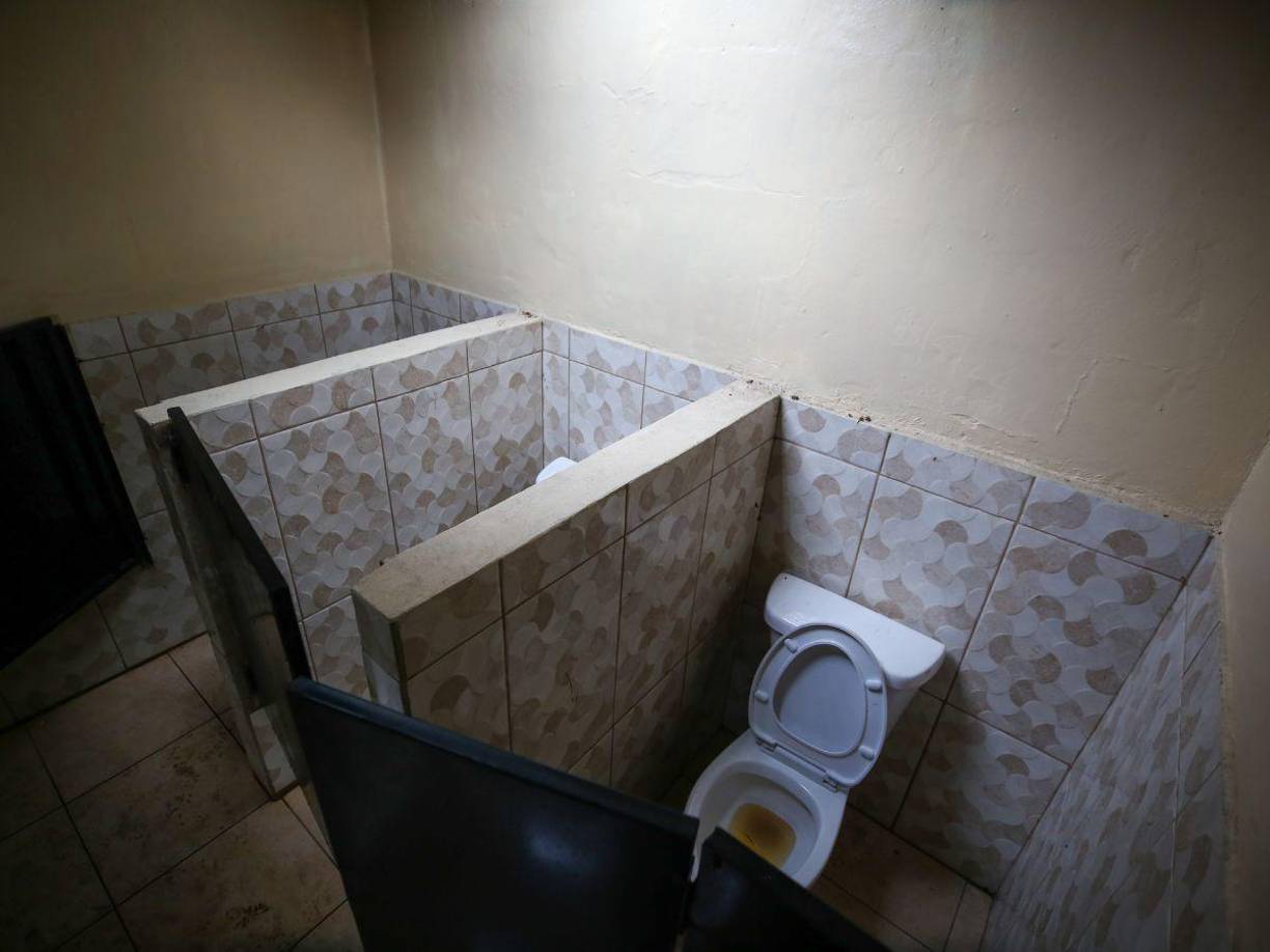 El siguiente recorrido fue en la escuela Itzamná, en la colonia Satélite de la capital, donde este equipo constató los graves problemas que hay con las tuberías del centro escolar.