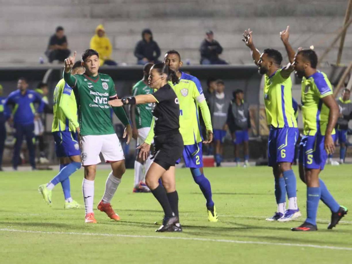 Los jugadores del Olancho FC reclamando el penal que pitó Melissa Pastrana a favor del Marathón.
