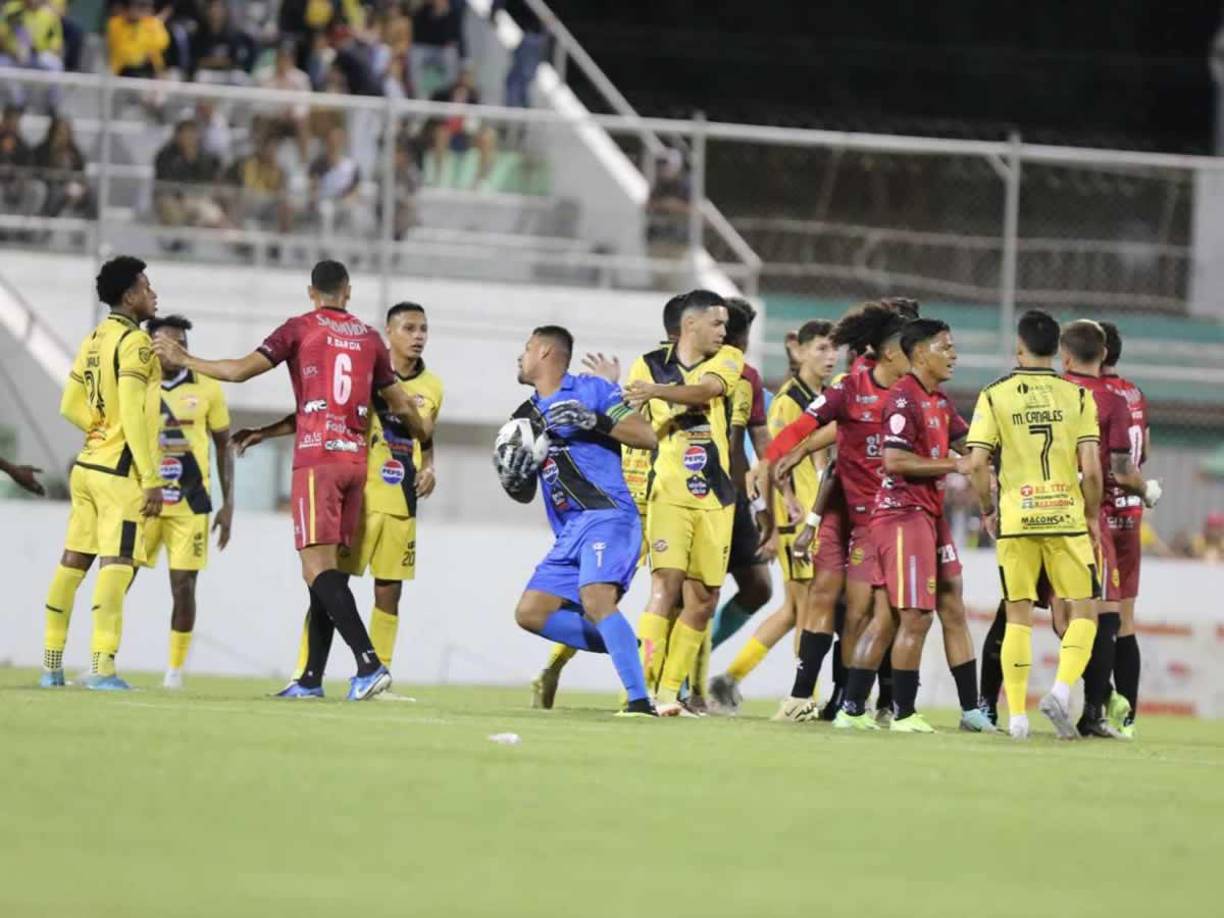 Los ánimos se calentaron en un momento del partido Génesis vs Real España en el estadio Carlos Miranda.