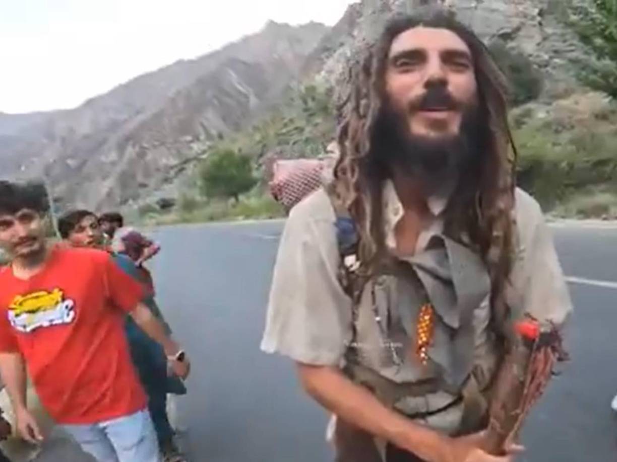 Tras dejar el motociclismo en 2018, Pons decidió cambiar radicalmente su estilo de vida, dedicándose a recorrer el mundo descalzo. 