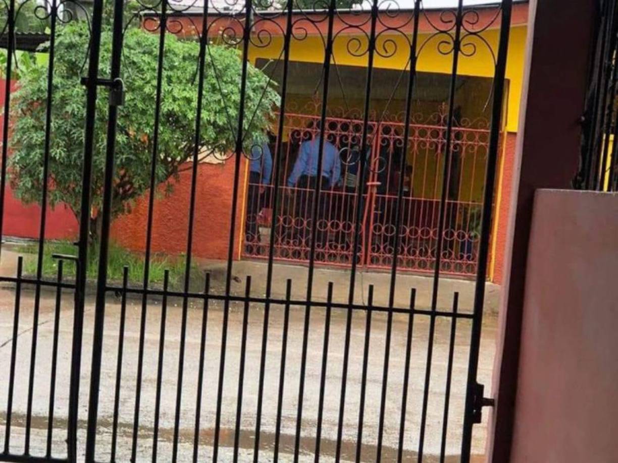 Luego del levantamiento, el equipo forense procedió a trasladar el cadáver a las instalaciones de la morgue en San Pedro Sula, donde se realizó la autopsia con la finalidad de esclarecer las causas de muerte de la joven.