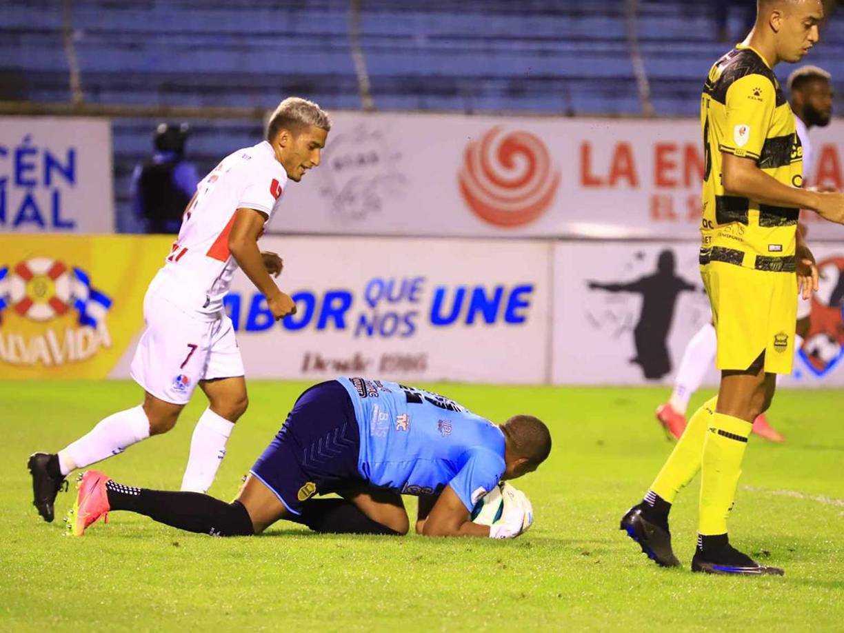 Buba López volvió a la portería y fue figura en la máquina. Gracias al arquero el club aurinegro no perdió por goleada.