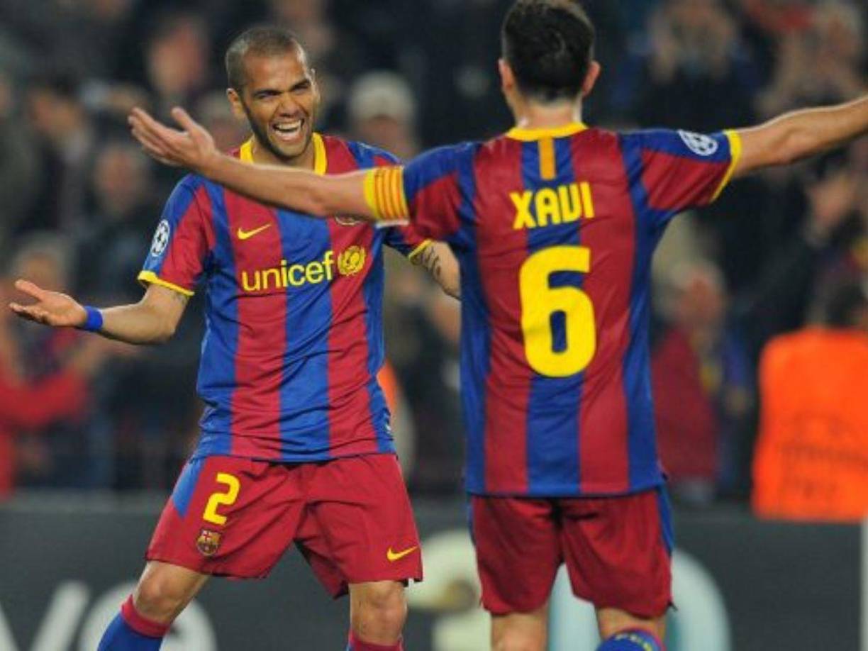 Sobre esto Alves dijo un fuerte mensaje a Xavi: “Es mi amigo, mi amigo de toda la vida y no pensó en las consecuencias que tendría cuando dijo aquello. Cuando lo oí, lloré. Me hubiera encantado agarrar un teléfono para llamarle y decirle: ‘Gracias, gracias, pero no lo vuelvas a hacer nunca más. No digas nada. Haz el favor de olvidarte de mí, que yo me cuido, tranquilo’”.