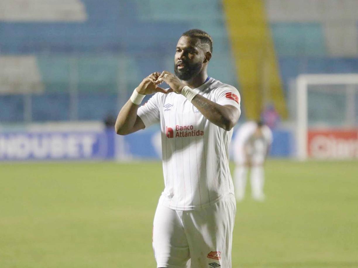 La celebración de Jorge Benguché tras su gol que cerró el triunfo del Olimpia 3-0 contra el Juticalpa FC.