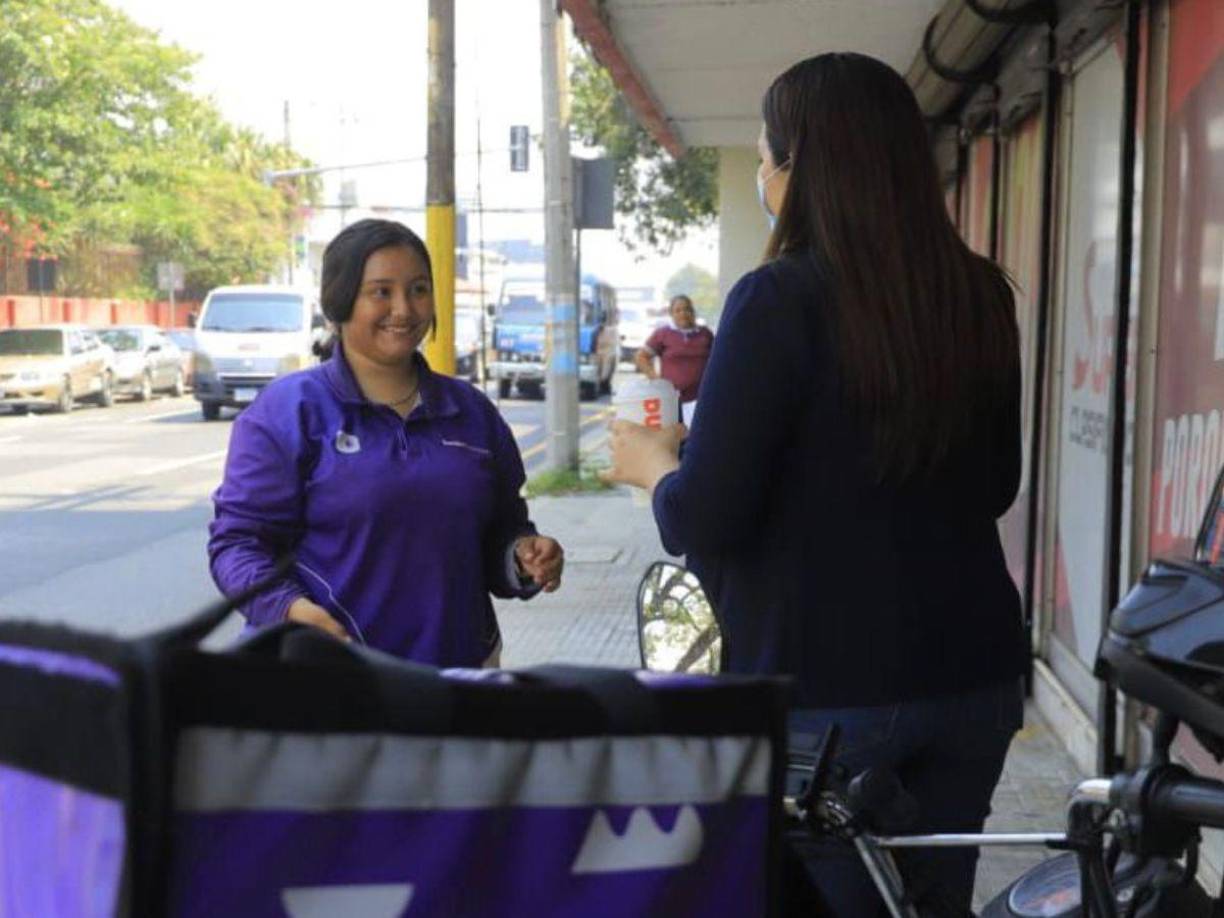 Mientras hacía la entrega, la sampedrana compartió que comenzó a trabajar como delivery hace ocho meses, ya que necesitaba un trabajo de medio tiempo para seguir con su formación académica.