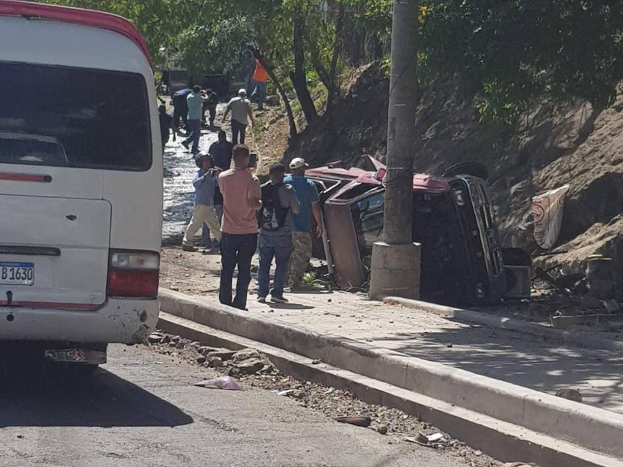 Uno de los vehículos que se pasó llevando la rastra.