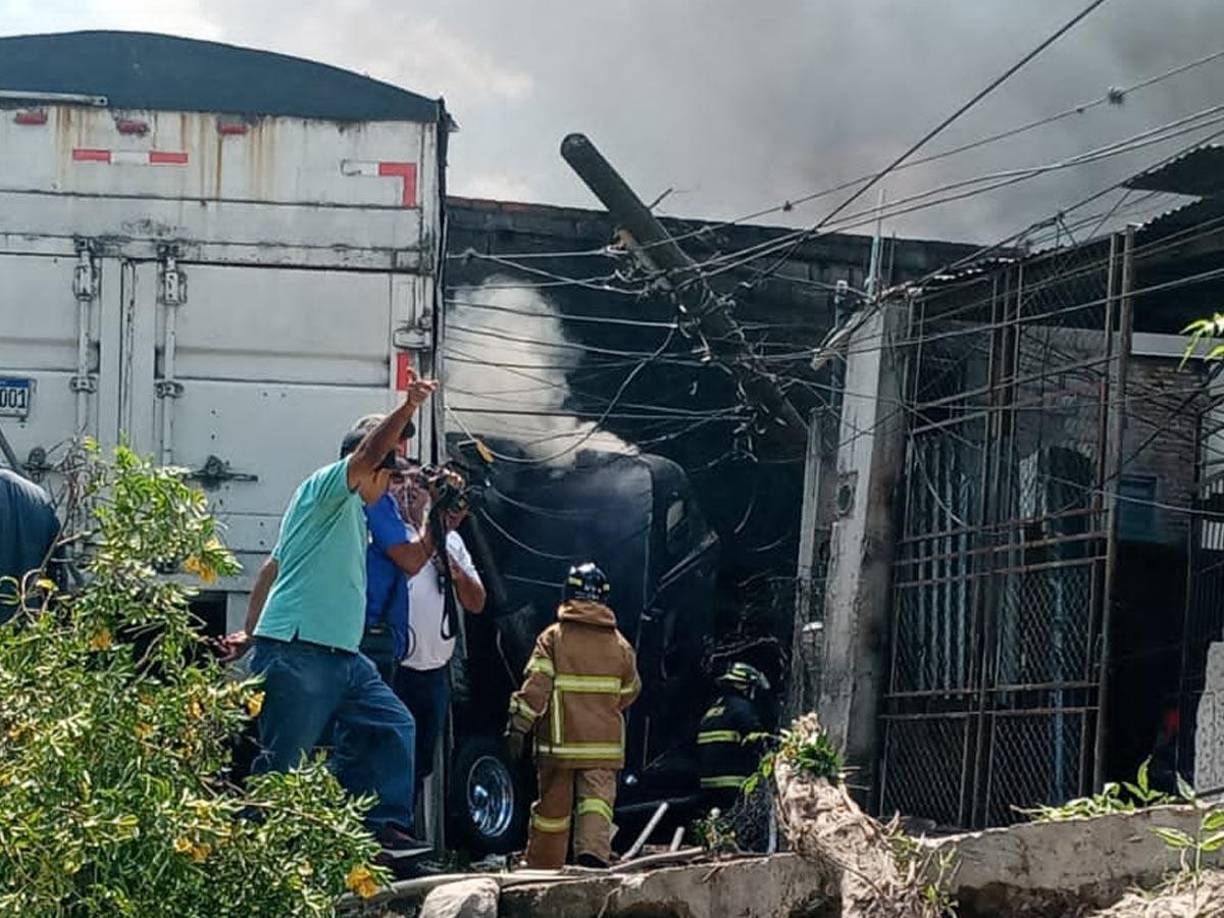 Tres personas muertas y cinco heridas dejó el impacto de una rastra en una panadería en El Carrizal, Tegucigalpa.