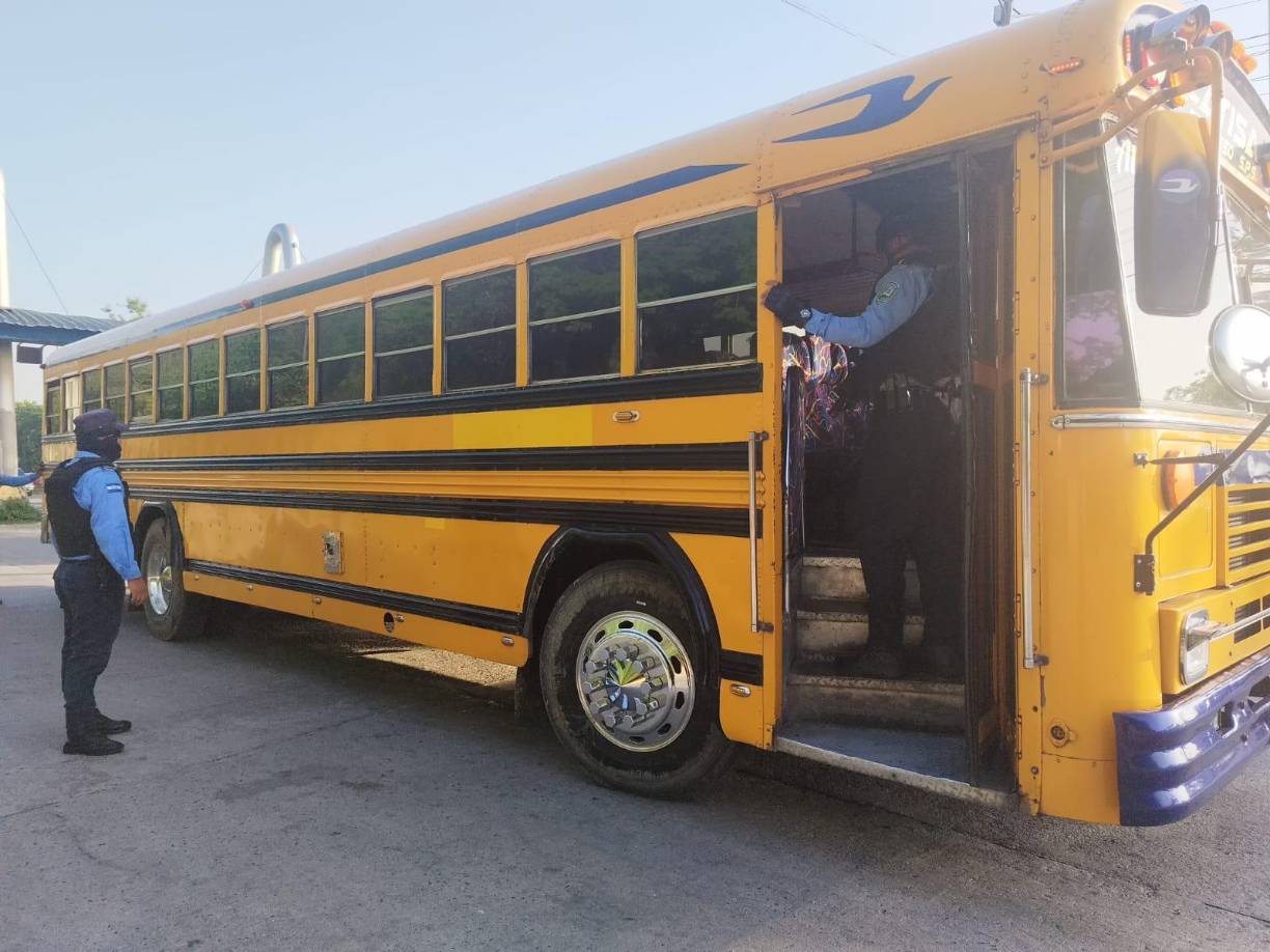 “Estas acciones permiten identificar a posibles miembros de estructuras criminales que estarían cometiendo delitos como la extorsión, asaltos a pasajeros y tráfico de drogas”, informó la Policía.