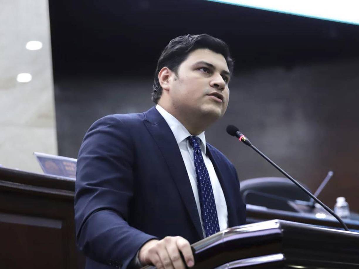 “Para mi sorpresa, el edificio está a medio palo: no tiene un sistema eléctrico adecuado, aires acondicionados, centro de datos, puntos de red para el internet, mobiliario, escritorios, sillas ni nadie trabajando en él”, mencionó en un video publicado en sus redes sociales.