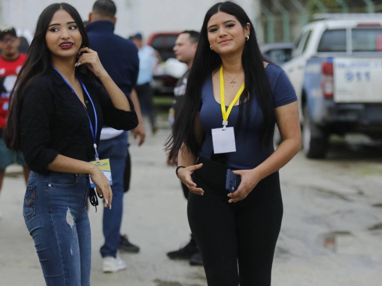 Dos hermosas muñecas que llegaron al estadio Rubén Deras de Choloma con motivo de la Gran Final de la Liga de Ascenso entre el CD Choloma y Platense. 