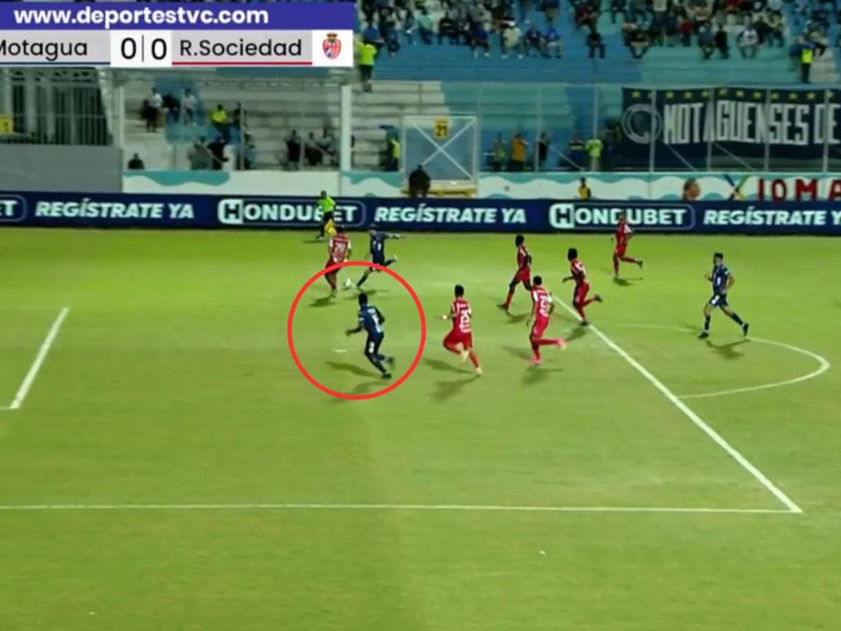 Resulta que el Motagua vs Real Sociedad se invalidaron tres goles por fuera de juego al club azul. Uno de ellos, el de Carlos Mejía, es polémico ya que muchos señalaron que debió de contar. 