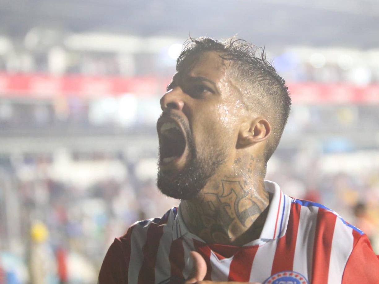 Gabriel Araújo llegó a festejar con los aficionados del Olimpia el pase a la Gran Final.