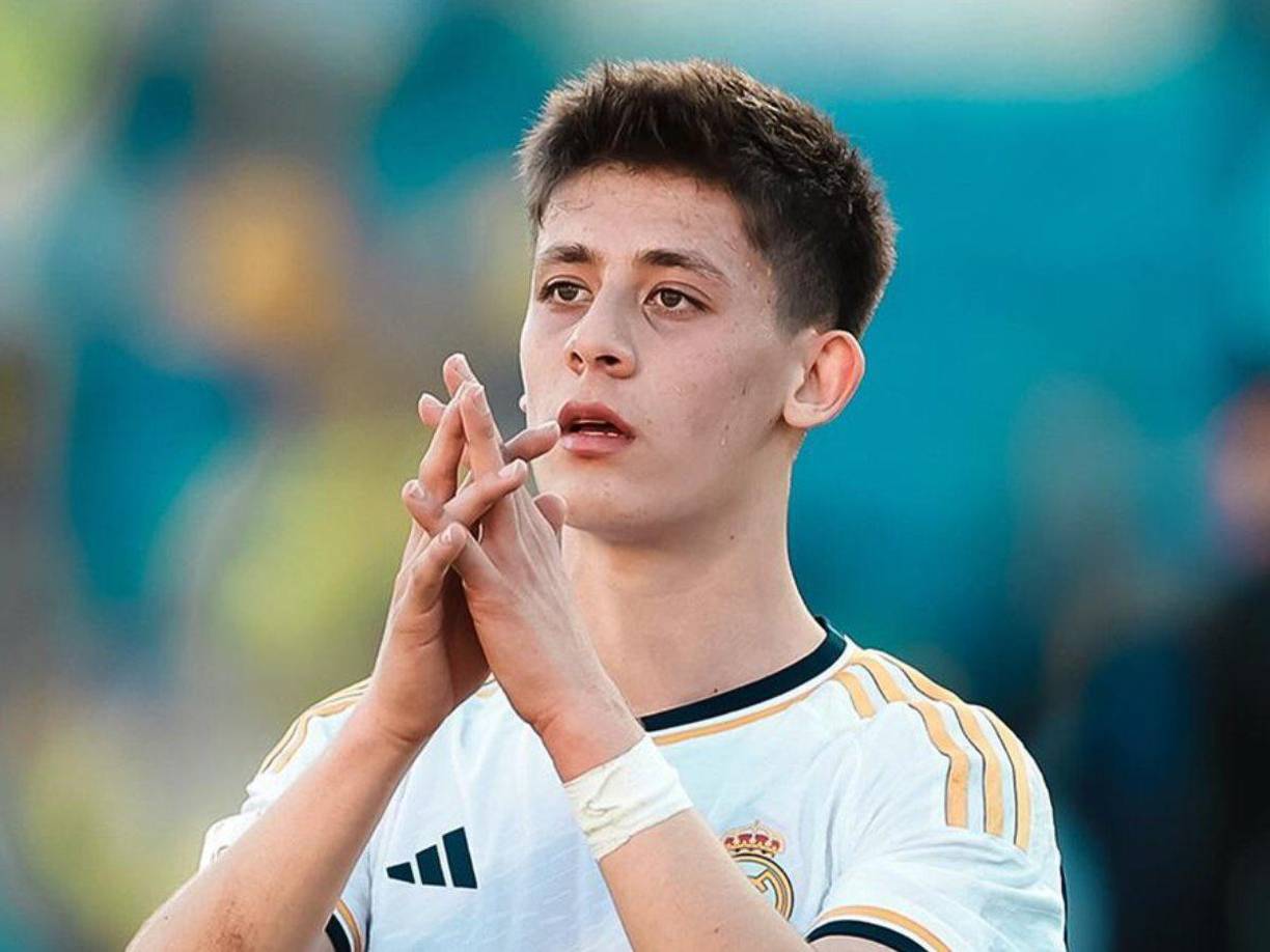 Real Madrid ha recibido un ofertón por Arda Güler. La progresión de la joya turca es muy notable traas superar las molestias físicas y los clubes de la Premier League comenzaron a consultar sobre su situación. Sin embargo, el Newcastle es el que ha ido más directo por su fichaje: 80 millones de euros.
