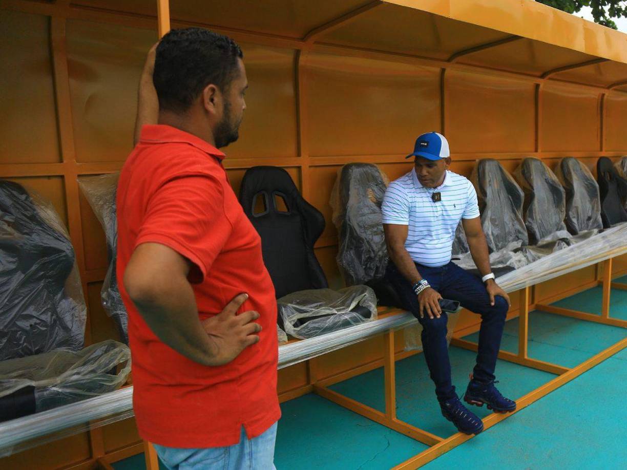 Moncada lanzó contundente comentario: “Esos dogauts no sirven, son unas chabacanadas. Cuando me enviaron las fotos hablé con Danna Gutiérrez y le pedí que la sacara de aquí. Yo le envié a Danna los dogauts que queríamos, el cual es similar a los del Estadio Nacional Chelato Uclés”.