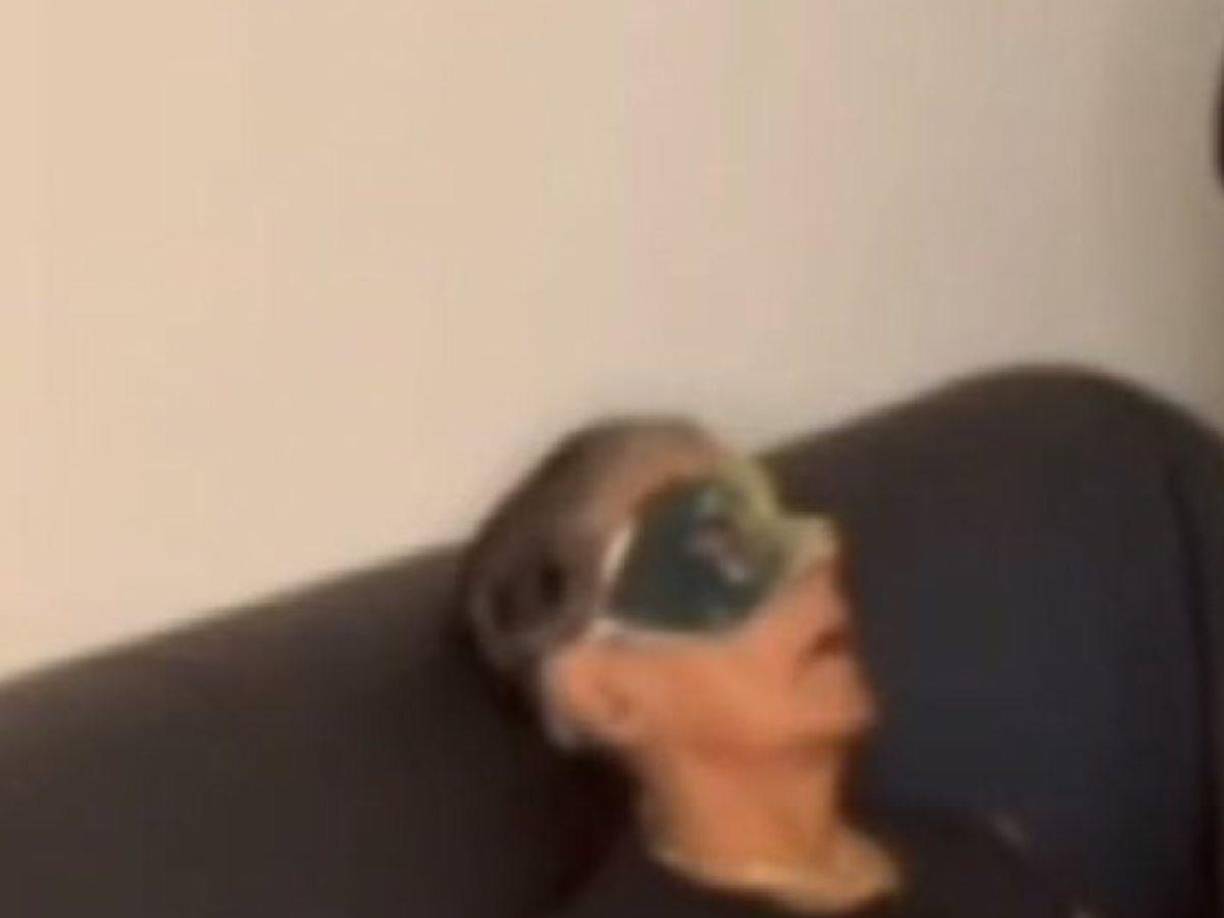 En el video se observa a la pareja en un sillón teniendo relaciones sexuales mientras “Lalo” Trelles lleva puesto únicamente un antifaz en su cara.