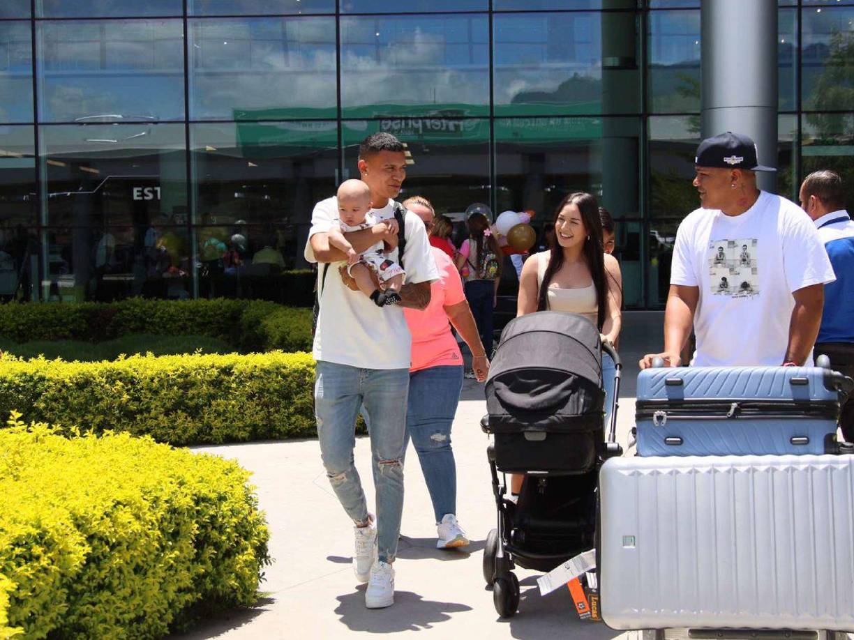 Otro que aterrizó es Kervin Arriaga, el volante arribó procedente de Serbia.