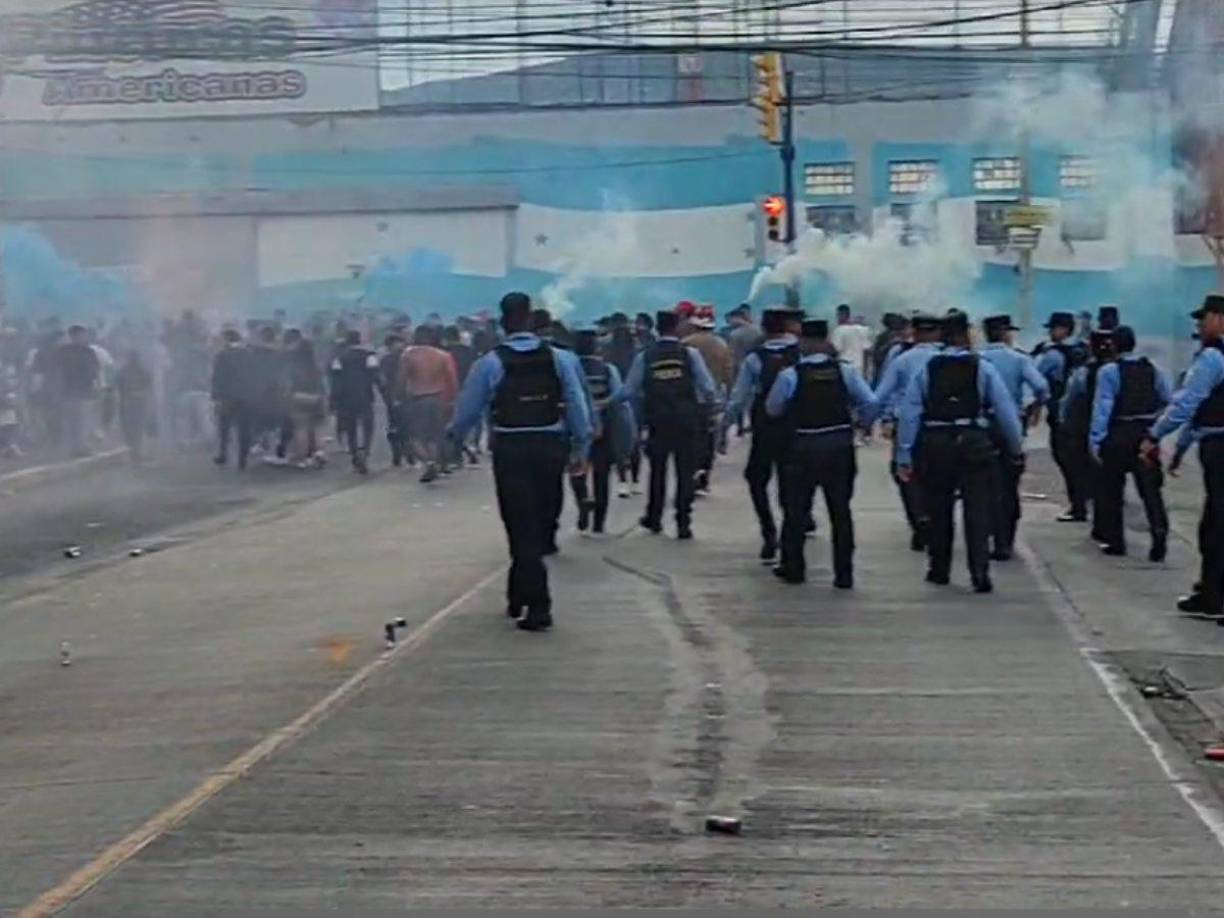 Disturbios se dieron en las afueras del estadio Nacional en la previa del Motagua vs Olimpia. 