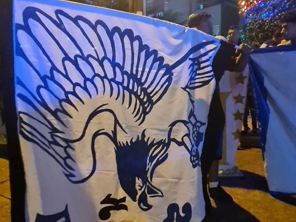 Otra de las mantas que llevó la barra organizada del Motagua al hotel de concentración de su amado club. Los azules podrían conquistar el título liguero.
