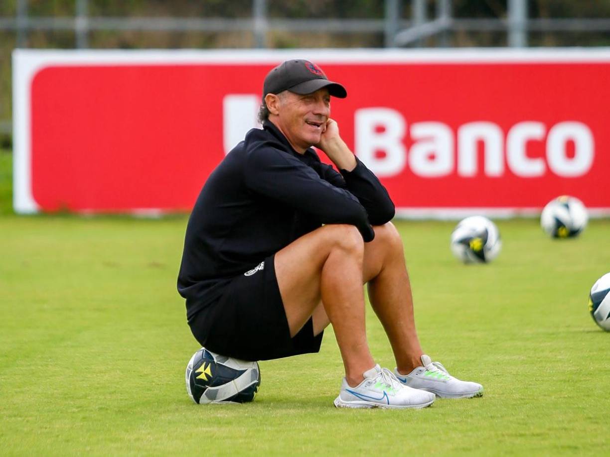 Tato Saybe, directivo del Olimpia, se refirió recientemente al tema del nuevo entrenador: “Hay varios, es sorprendente el interés que genera Olimpia, tenemos currículos de todas partes, desde el ámbito nacional al internacional, es muchísima la gente que está interesada en dirigir al Olimpia y eso nos llena de orgullo, significa que hemos hecho las cosas bien”.