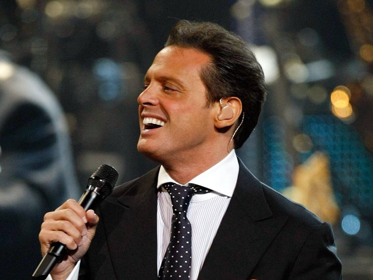 El cantante, quien se sabe que tiene una supuesta relación con Paloma Cuevas ha enfrentado varias demandas a lo largo de su carrera.