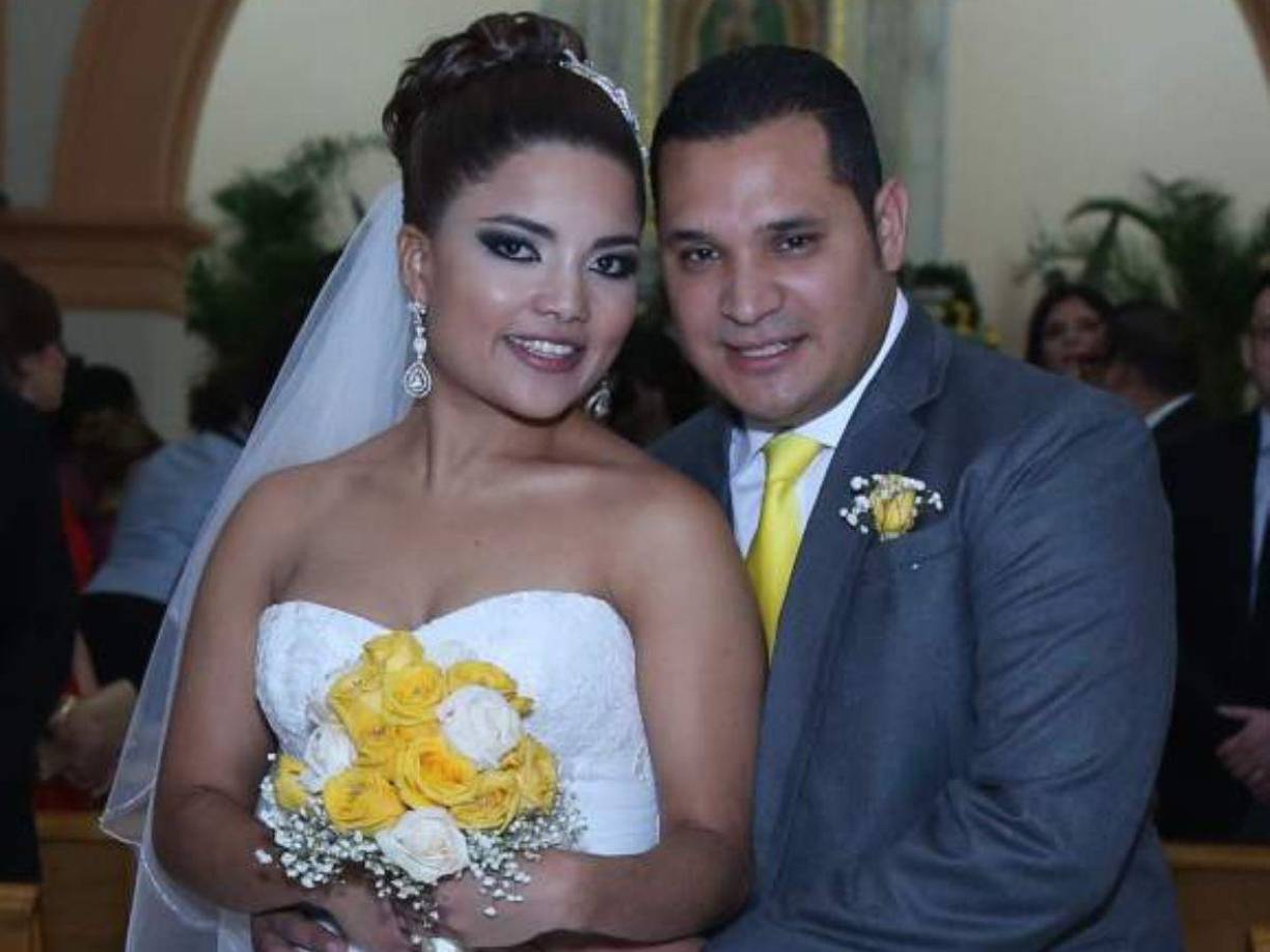 Sandrez se refirió a este atuendo en tono gris con detalles amarillos que utilizó Dennis el día de su boda con Ariela. 