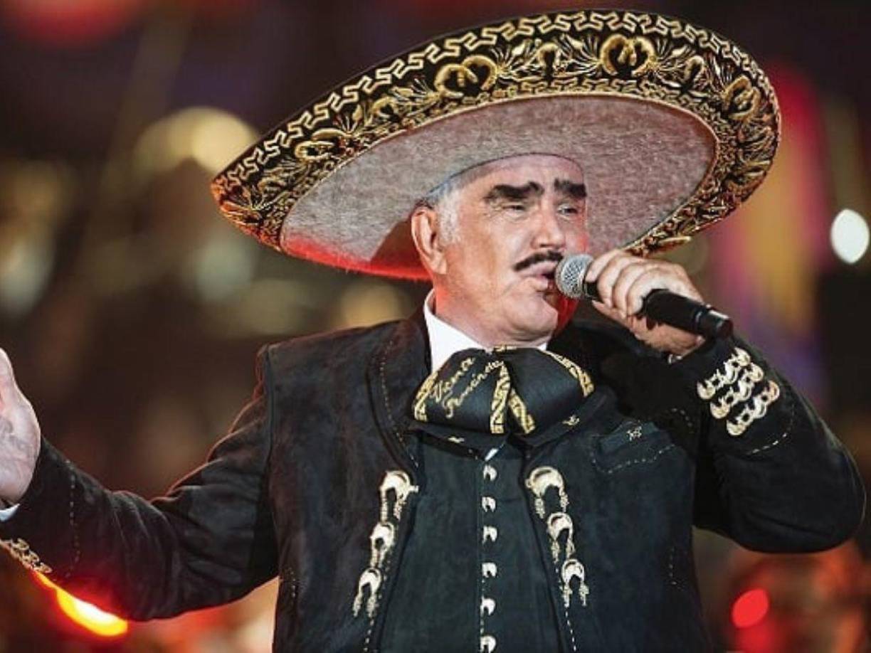 “Acá entre nos” es una canción simbólica para la familia Fernández porque fue uno de los himnos musicales del fallecido Vicente Fernández, pero Pepe Aguilar no perdió oportunidad para cantarla junto a Christian Nodal. 