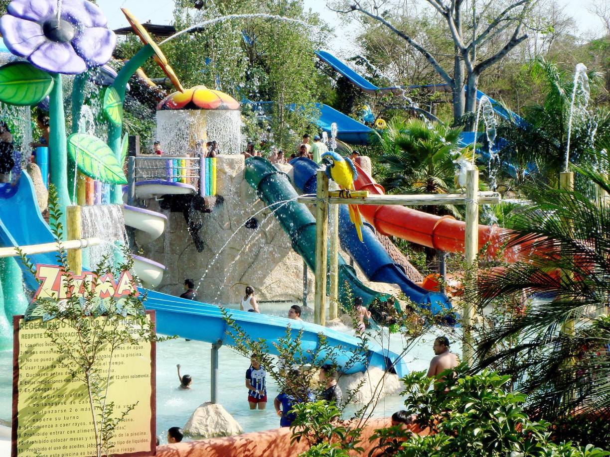 El lugar contaba con diferentes atracciones para sus visitantes. Algunas de ellas eran sus seis toboganes, cinco piscinas y un río lento.