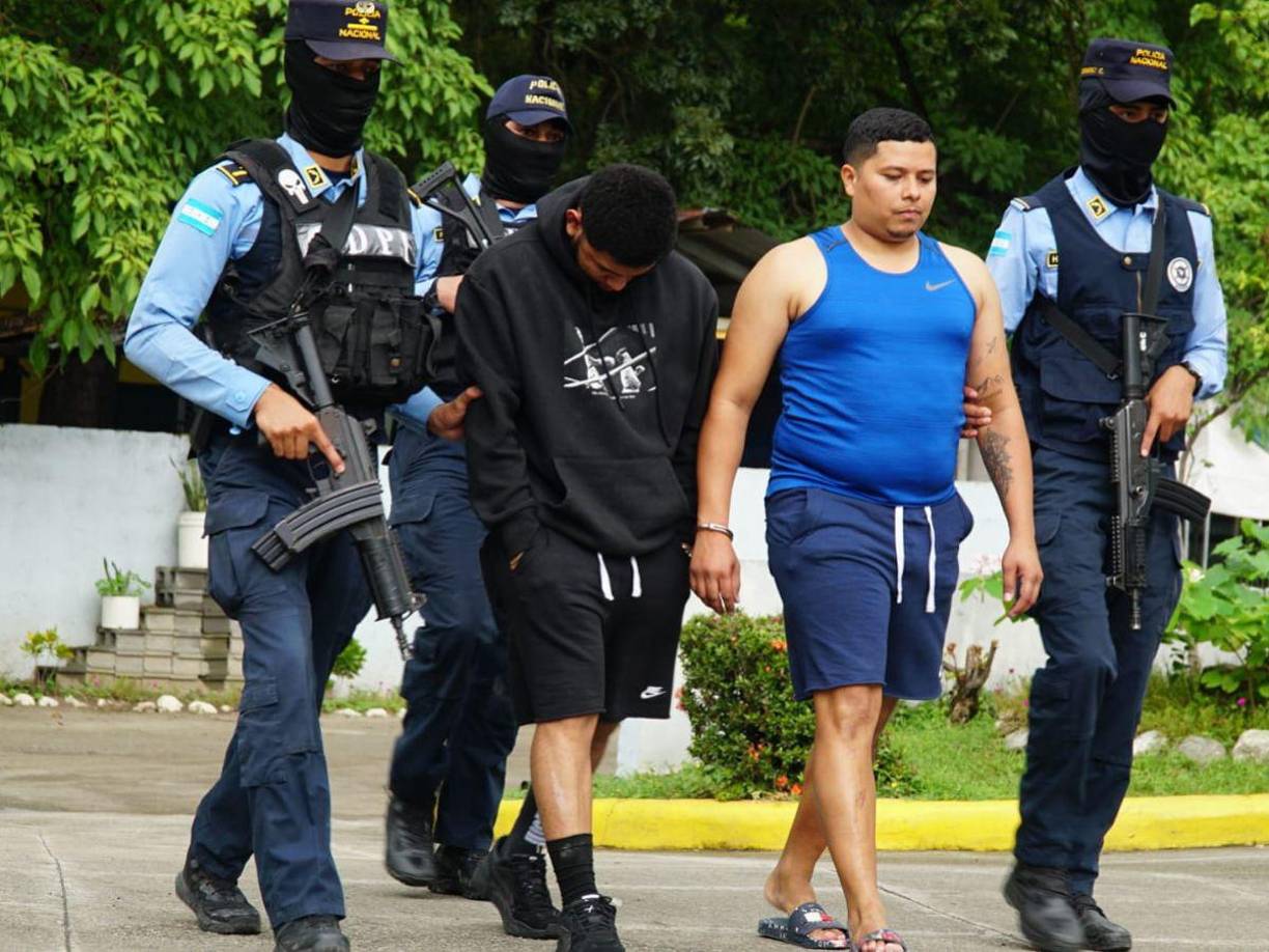 Entre los delitos están: tráfico de drogas y portación ilegal de armas de uso permitido y uso prohibido, pues se les encontró en esa casa un AR-15, fusil de guerra.