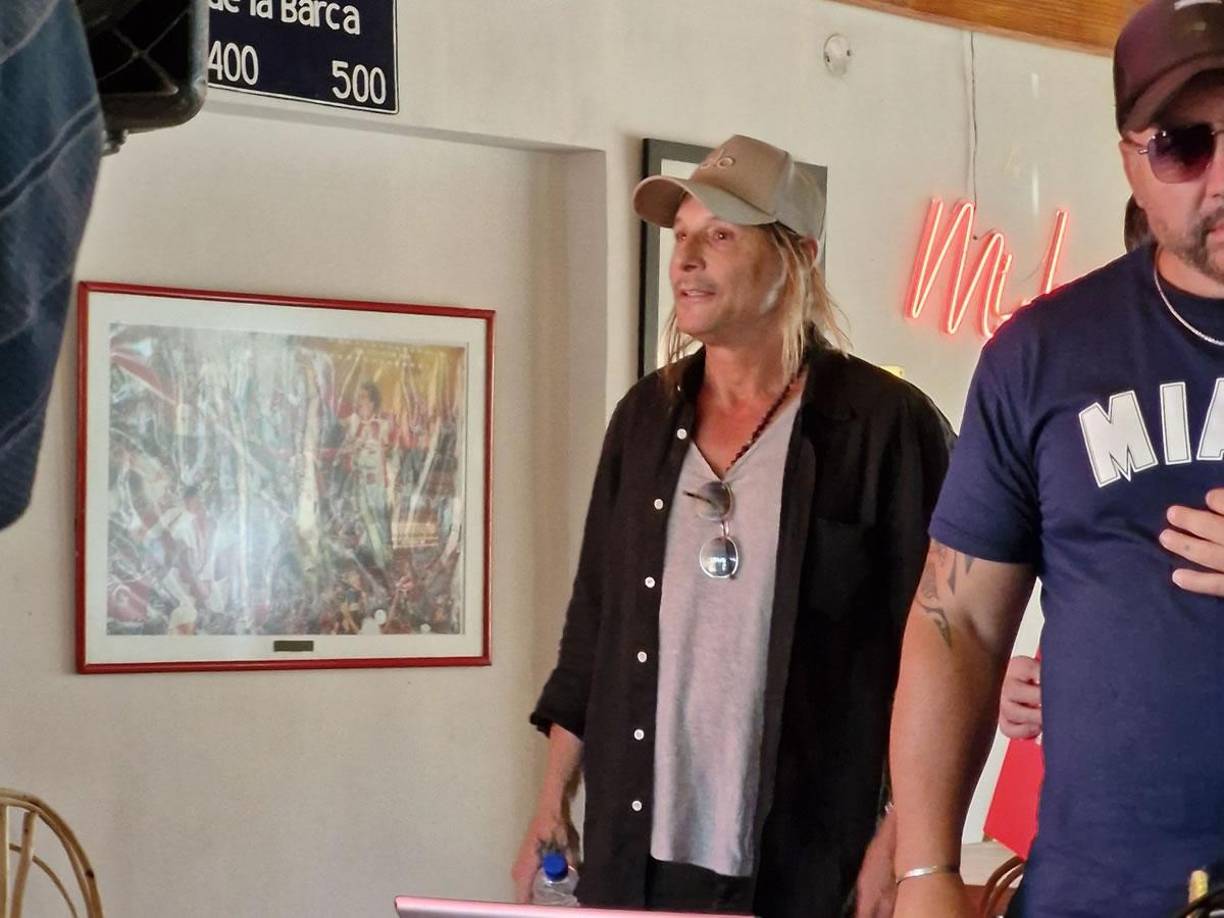 Claudio Paul Caniggia, amigo y excompañero de Pedro Troglio en la Selección de Argentina, llegó a la presentación del entrenador.