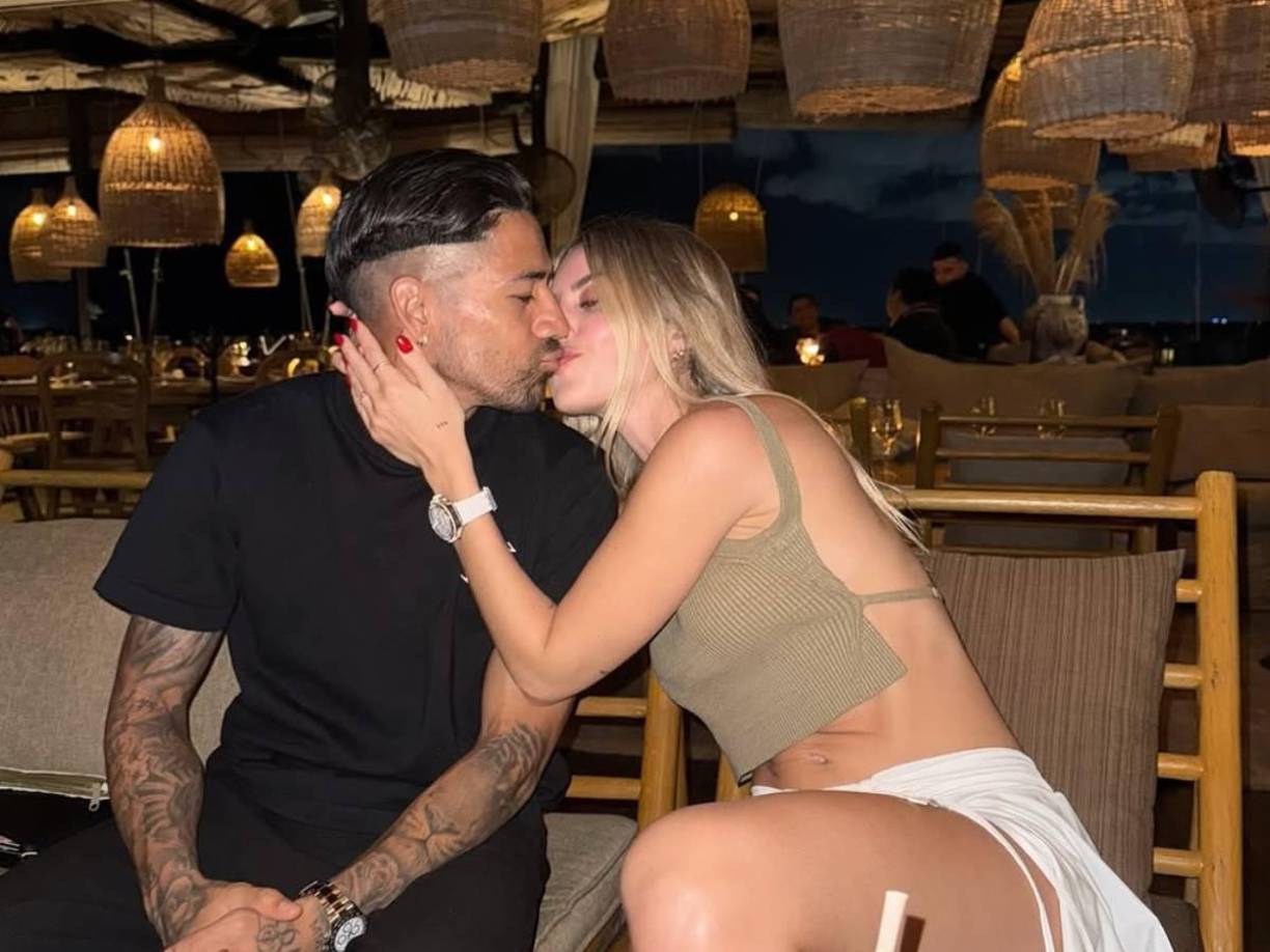 Tras su relación con Jonathan, Andrea Garza encontró el amor en otro futbolista, en este caso nos referimos al conocido Javier Aquino. 